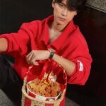 Pawat Chittsawangdee Instagram - ปีใหม่นี้มีของขวัญหรือยังครับ 🍗🍟 ให้ตะกร้าบักเก็ต limited edition จาก KFC ส่งความสุขกันให้เต็มเอิ่มเลยคร๊าบบบบ  ใครอยากได้ มาร่วมกิจกรรมได้ที่ KFC สามย่านมิตรทาวน์ 17-18 ธันวานี้นะครับ #ตะกร้าบักเก็ต #KFC #เคเอฟซีเฟสติเวอร์บักเก็ต