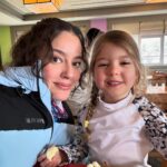Pelin Akil Instagram – En son foto mesaj içerir. Mesajı alan ❤️ koysun 😂 
Koşturmacadan kızların ilk kez kayak yaptığı tatilden hiçbişi paylaşmamışım. 
@swayhotels 
#reklam Sway Hotels