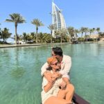 Pelin Akil Instagram – #işbirliği Benim için bu tatilin özeti Lina ve Alin’i dünyanın farklı yerlerinde, farklı mevsimlerin yaşanabildiğine ikna etmek oldu :)

24 saatte onaylanan online vizenin cazibesine kapıldık ve yaz mevsimini biraz daha uzun yaşamak için merak ettiğimiz Dubai’ye seyahat ettik. Burası gerçekten özenle tasarlanmış bir turizm bölgesi. 4 gün boyunca hepimiz “Aaaa!” nidalarıyla gezdik. Çocuklarla seyahatin zor olduğu düşünülebilir ama iyi ki birlikte geldik diye düşündüğüm çok fazla an oldu. Aslında burada herkese göre tasarlanmış mükemmel deneyim seçenekleri var.

Bir fırsat olduğunda, bir vize başvurusu yapmanızı tavsiye edebilirim :) 
@visit.dubai