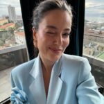 Pelin Akil Instagram - #işbirliği İlk fotoğrafta yüzümde doğru karar alan annenin haklı gururu ifadesi 😉 diğer paylaşımlarımda da “Doğru Karar Alan Annenin Gururu” adlı EasyFishoil’in yeni reklam kampanya lansmanımızın izleri... Takip ettiğim ama bir araya gelmek istediğim çok değerli arkadaşlarımla bu lansmanda harika bi sohbet gerçekleştirdik, tatlı mı tatlı @nurtugbaalgul nın ev sahipliğinde sevgili @gokhanncinar ile birlikte ‘’Annelikte Karar Alma İçgüdüsü’’ üzerine ilham verici bir sohbet gerçekleştirdik. Bu özel buluşmanın keyifli anlarını sizlerle de paylaşmak istedim. Anca vakit bulabildim ama sohbetin tadı hala damağımda. Davete katılan tüm dostlarıma da teşekkür ederim ve tabi ki beni hazırlayan glam ✨ team e de 🤍 @easyvitailesi Easyfishoil fam sizi zaten çok seviyorum. Bunu bilmeyen yok 🧡