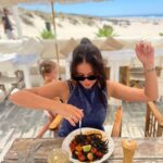 Pelin Akil Instagram - Fotoğraf 1 ; güzel yemek yerken dans bile ederim Fotoğraf 2; Anıl’ın gölgesine rağmen güzel foto kabul edelim Fotoğraf 3; sana rağmen seni seviyorum 😂 @anilaltann Fotoğraf 4; yorulmamıza rağmen çok güzeliz Fotoğraf 5-6; Her şeye rağmen tatilimizin özeti 😂🤍