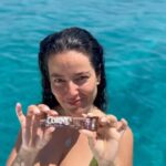 Pelin Akil Instagram - #işbirliği - Tatil çok güzel evet ama siz de tatlı krizi gelince bizim gibi modu düşenlerdenseniz yeni çikolata fındıklı Corny, sadece 90 kalori ve doğal lifli lezzetli atıştırmalıklarımız tatilde, sporda, teknede hep yanımızda 🌰🍫 @cornyturkiye #çokiyigeldi #100kaloridenaz