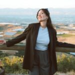 Pelin Akil Instagram - “İçelim güzelleşelim” içerken yanındaki insanların güzelliğinden gelmiş olmalı bence bu laf. Bu güzel gün için bugünü paylaştığım tüm arkadaşlarıma teşekkür ederim. İyi ki geldik be @incibirant #yeniyolculuk #yenilikhane son fotoğraf hakkındaki captionlarınızı merak ediyorum gerçekten :) sıralama yine yanlış demeyin alınırım 😂 Tuana Bağları