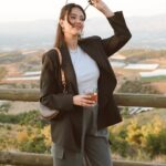 Pelin Akil Instagram - “İçelim güzelleşelim” içerken yanındaki insanların güzelliğinden gelmiş olmalı bence bu laf. Bu güzel gün için bugünü paylaştığım tüm arkadaşlarıma teşekkür ederim. İyi ki geldik be @incibirant #yeniyolculuk #yenilikhane son fotoğraf hakkındaki captionlarınızı merak ediyorum gerçekten :) sıralama yine yanlış demeyin alınırım 😂 Tuana Bağları