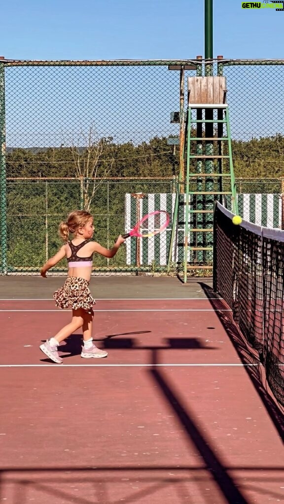 Pelin Akil Instagram - Ağlamıyorum gözüme tenis topu çarptı 🎾 😢🔥 #4yearsold #wta geliyoruz..