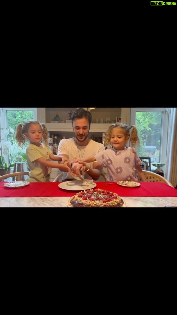 Pelin Akil Instagram - Babalar günün kutlu olsun. Sen bizim her şeyimizsin @anilaltann iyi ki kızlarımın babası benim de sevgilimsin…