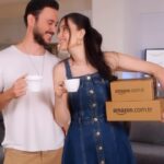 Pelin Akil Instagram - @amazon.tr ile #isbirligi Tabii ki ev gerçekten de bu şekilde çığrından çıkmıyor ama bazı günleri kafamın içinde aynen böyle yaşıyorum. Set koşturmacalarım, müzikal provalarım, Anıl’ın işleri derken bazen gerçekten kendimize ayıracak vakit bulamıyoruz. Ama uygulamayı indirip @amazon.tr’nin ayrıcalıklı dünyasına dahil olmamla birlikte bazı şeyler daha kolay artık 💙. Siz de Amazon.com.tr uygulamasını hemen indirin ve hesabınızı açın, yıl boyunca @amazon.tr’den paylaşacağım kampanya ve ürünler ile beraber gülümseyelim 😅 #amazongülümsetir
