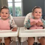 Pelin Akil Instagram - Evlatlarım… Bu sevginin ötesi yok berisi yok benzeri yok tarifi yok. Lezzeti çok kıymeti çok neşesi çok. Şuan bu saatlerde heyecandan uyuyamamıştım. Karnımda olmanızın son saatleri diye bu anları unutmayacağım diye gözlerim dolu sözler veriyordum size. Ve çok merak ediyordum. O ilk kavuşma anımızı,neye kime benzediğinizi, ne hissedeceğimi… sizi bağrıma bastıkları an sıcaklığınızı, o ağlayan sesinizin verdiği huzuru anlatamam da unutmam da… Mucizelerim benim. Kelebeklerim, sarı papatyalarım, ömrünüz çok güzel olsun, ayağınıza minik çakıl taşları dışında taş değmesin, karşınıza güzel insanlar çıksın. Maceralarımız kahkahalarımız çoşkumuz neşemiz bol olsun. Sağlıklı çiçek gibi yaşamınız olsun. İyi ki doğdunuz iyi ki anneniz olarak beni seçtiniz. Sizi çok ama çok seviyorum 💛💛 @alinlinaaltann