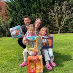 Pelin Akil Instagram - #işbirliği @easyvitailesi Fish Oly, Alin ve Lina’dan arkadaşlarına 23 Nisan Hediyesi,çifte bayram tadında harika bir haber var! 📢 Sevilen peluş oyuncak ve hediye ürünler Fish Oly’nin arkadaşlarıyla bulaşmaya devam ediyor! 🎁 🥳