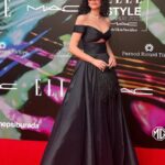 Pelin Akil Instagram - Dün harika bi geceydi, beni dün gece Elle Award’s a hazırlayan beni benden daha çok düşünen tüm arkadaşlarım hepinizi çok seviyorum. Uzun eteğim nasıl da birdenbire party kıyafetine dönüştü bknz son fotoğrafa 😉❤️