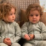 Pelin Akil Instagram - Evlatlarım… Bu sevginin ötesi yok berisi yok benzeri yok tarifi yok. Lezzeti çok kıymeti çok neşesi çok. Şuan bu saatlerde heyecandan uyuyamamıştım. Karnımda olmanızın son saatleri diye bu anları unutmayacağım diye gözlerim dolu sözler veriyordum size. Ve çok merak ediyordum. O ilk kavuşma anımızı,neye kime benzediğinizi, ne hissedeceğimi… sizi bağrıma bastıkları an sıcaklığınızı, o ağlayan sesinizin verdiği huzuru anlatamam da unutmam da… Mucizelerim benim. Kelebeklerim, sarı papatyalarım, ömrünüz çok güzel olsun, ayağınıza minik çakıl taşları dışında taş değmesin, karşınıza güzel insanlar çıksın. Maceralarımız kahkahalarımız çoşkumuz neşemiz bol olsun. Sağlıklı çiçek gibi yaşamınız olsun. İyi ki doğdunuz iyi ki anneniz olarak beni seçtiniz. Sizi çok ama çok seviyorum 💛💛 @alinlinaaltann