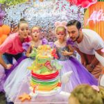 Pelin Akil Instagram - Canımın içi kızlarımın normalde 20 Nisan olan doğum günlerini bayramdan dolayı dün kutladık. Rengarenk mercanlarla dolu tertemiz bir denizin içindeydik sanki. Ve orada uçsuz bucaksız hiçbişi düşünmeden sadece hayaller kuran ve akışta kalan renkli iki deniz kızı… Gözlerim bu denli güzel renklerin bir araya gelmesine daha önce hiç şahit olmamıştı. Bu kadar rengin arasında her şey bir bütündü sanki. 2-3 günde planlanan bu şahane günde emeği olan herkes gerçekten olağanüstü kalplere sahip. Hepinizi çok seviyorum ve iyi ki sizlerle çıktık bu yola. Daha güzeli canlanmıyor gözümde… Artık her şeyin farkında olan, zevkleri fikirleri olan canım kızlarım Alin ve Lina’m rengarenk olsun geleceğiniz. Ben de sizin izin verdiğiniz sürece yanınızda olmamı istediğiniz her anınıza şahitlik edeyim. Sizi çok seviyorum. @alinlinaaltann Şimdi bu güzelliklere vesile olan sayfaları paylaşmak istiyorum ki iletişime geçebilin 🫶 #işbirliği (yazmak zorunlu 🤷🏻‍♀️ ) ; @duslerevi (organizasyon) @butikpastacimm (pastamız ve cupcakeler) @bubbleshowdream (bubble gösterisi) @neseliyuzler (yüz boyama etkinliği) @neonone__ (neon Alin Lina yazıları) @lepetit.100 (yer,yemekler,atolye çalışması) Ve bu muhteşem kareleri de @ikihayatbirkare.aile İpek güzeli çekti ❤️
