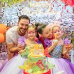 Pelin Akil Instagram - Canımın içi kızlarımın normalde 20 Nisan olan doğum günlerini bayramdan dolayı dün kutladık. Rengarenk mercanlarla dolu tertemiz bir denizin içindeydik sanki. Ve orada uçsuz bucaksız hiçbişi düşünmeden sadece hayaller kuran ve akışta kalan renkli iki deniz kızı… Gözlerim bu denli güzel renklerin bir araya gelmesine daha önce hiç şahit olmamıştı. Bu kadar rengin arasında her şey bir bütündü sanki. 2-3 günde planlanan bu şahane günde emeği olan herkes gerçekten olağanüstü kalplere sahip. Hepinizi çok seviyorum ve iyi ki sizlerle çıktık bu yola. Daha güzeli canlanmıyor gözümde… Artık her şeyin farkında olan, zevkleri fikirleri olan canım kızlarım Alin ve Lina’m rengarenk olsun geleceğiniz. Ben de sizin izin verdiğiniz sürece yanınızda olmamı istediğiniz her anınıza şahitlik edeyim. Sizi çok seviyorum. @alinlinaaltann Şimdi bu güzelliklere vesile olan sayfaları paylaşmak istiyorum ki iletişime geçebilin 🫶 #işbirliği (yazmak zorunlu 🤷🏻‍♀️ ) ; @duslerevi (organizasyon) @butikpastacimm (pastamız ve cupcakeler) @bubbleshowdream (bubble gösterisi) @neseliyuzler (yüz boyama etkinliği) @neonone__ (neon Alin Lina yazıları) @lepetit.100 (yer,yemekler,atolye çalışması) Ve bu muhteşem kareleri de @ikihayatbirkare.aile İpek güzeli çekti ❤️