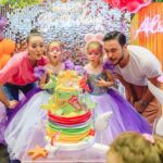 Pelin Akil Instagram - Canımın içi kızlarımın normalde 20 Nisan olan doğum günlerini bayramdan dolayı dün kutladık. Rengarenk mercanlarla dolu tertemiz bir denizin içindeydik sanki. Ve orada uçsuz bucaksız hiçbişi düşünmeden sadece hayaller kuran ve akışta kalan renkli iki deniz kızı… Gözlerim bu denli güzel renklerin bir araya gelmesine daha önce hiç şahit olmamıştı. Bu kadar rengin arasında her şey bir bütündü sanki. 2-3 günde planlanan bu şahane günde emeği olan herkes gerçekten olağanüstü kalplere sahip. Hepinizi çok seviyorum ve iyi ki sizlerle çıktık bu yola. Daha güzeli canlanmıyor gözümde… Artık her şeyin farkında olan, zevkleri fikirleri olan canım kızlarım Alin ve Lina’m rengarenk olsun geleceğiniz. Ben de sizin izin verdiğiniz sürece yanınızda olmamı istediğiniz her anınıza şahitlik edeyim. Sizi çok seviyorum. @alinlinaaltann Şimdi bu güzelliklere vesile olan sayfaları paylaşmak istiyorum ki iletişime geçebilin 🫶 #işbirliği (yazmak zorunlu 🤷🏻‍♀️ ) ; @duslerevi (organizasyon) @butikpastacimm (pastamız ve cupcakeler) @bubbleshowdream (bubble gösterisi) @neseliyuzler (yüz boyama etkinliği) @neonone__ (neon Alin Lina yazıları) @lepetit.100 (yer,yemekler,atolye çalışması) Ve bu muhteşem kareleri de @ikihayatbirkare.aile İpek güzeli çekti ❤️