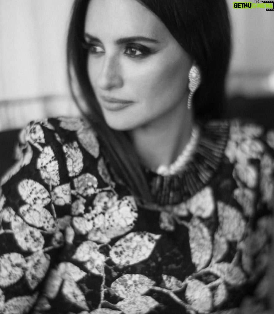Penélope Cruz Instagram - #Repost @chanelofficial ・・・ During the 79th Venice International Film Festival, actress and House ambassador Penélope Cruz attended the premiere of ‘L’immensità’ by Emanuele Crialese in which she plays one of the leading roles. On this occasion, she wore a dress from the CHANEL Fall-Winter 2022/23 Haute Couture collection. Penélope Cruz also wore CHANEL High Jewellery pieces. #CHANELandCinema #CHANELinVenice #CHANEL @LaBiennale #BiennaleCinema2022 #Venezia79 @PenelopeCruzOficial #PenelopeCruz #CHANELHauteCouture #CHANELHighJewelry