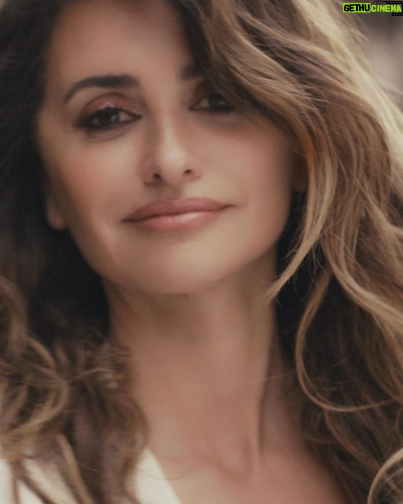Penélope Cruz Instagram - Very excited to join @geox as their new brand ambassador. Feeling good and looking good without giving up on comfort is easy with @geox Also, looking forward to share with you all in the near future the capsule collection that @monicacruz and I created together for the brand. Hope you will like it!! 💕