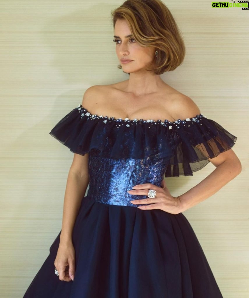 Penélope Cruz Instagram - Thank you @chanelofficial for this incredible dress ❤️ @sagawards @virginieviard #chanelhighjewelry
