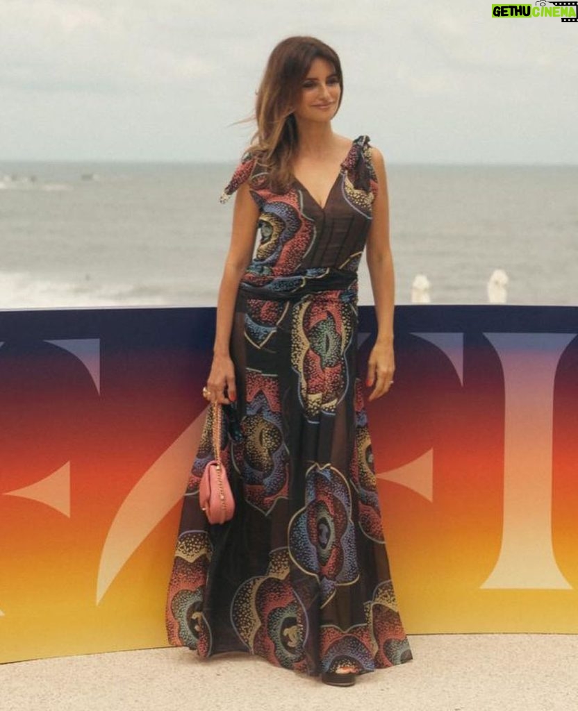 Penélope Cruz Instagram - Last week at the @festivalnouvellesvagues #biarritz presenting our film #enlosmárgenes 🎥 Now playing in France! Thank you @chanelofficial 🤍