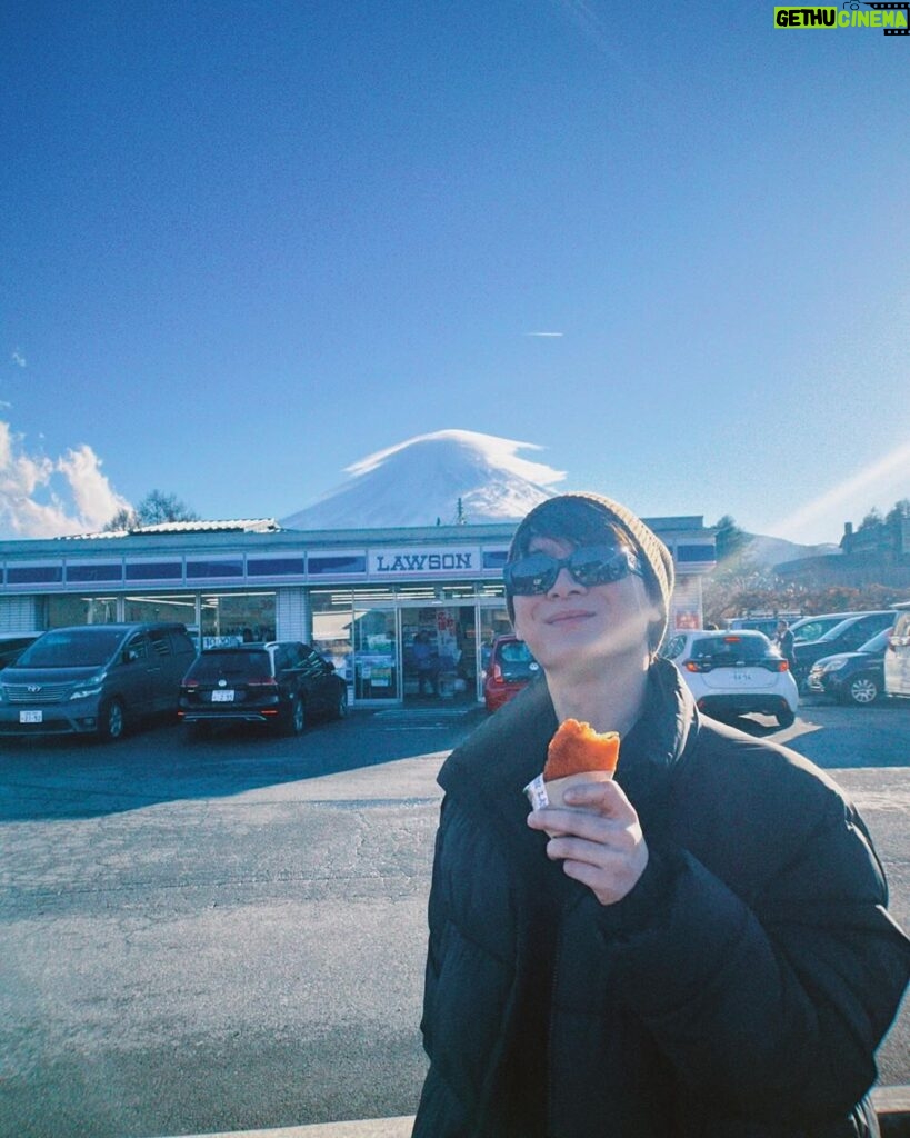 Perawat Sangpotirat Instagram - LAWSON FRIED CHICKEN HOT & FUJI SAN 🍗🇯🇵🗻 #จบคอนเสิร์ตกินวันละ5ชิ้น 😭🤣 Lake Kawaguchi