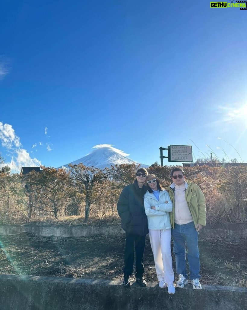 Perawat Sangpotirat Instagram - LAWSON FRIED CHICKEN HOT & FUJI SAN 🍗🇯🇵🗻 #จบคอนเสิร์ตกินวันละ5ชิ้น 😭🤣 Lake Kawaguchi