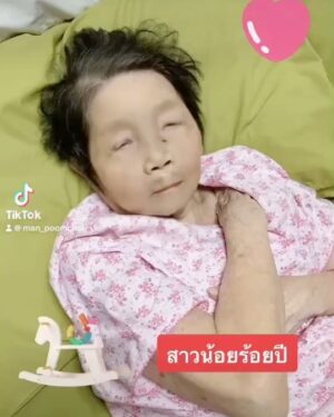 Phakphum Romsaithong Instagram - ,,, Nothing’s Gonna Change My Love For You From Day0 To Forever… ,,,

อาม่าจะถามทุกครั้งที่เจอ ว่าทำงานอะไร เก็บเงินได้เท่าไรแล้ว ด้วยแววตาที่ห่วงใย…
อาม่าชอบชมว่าหล่อ ปกติเวลามีคนชมจะไม่รู้สึกดีใจอะไร แต่มีอาม่ากีคนเดียวที่ชมแล้วตัวเรารู้สึกดีใจมากและเขิลแอบทำตัวไม่ถูก…
อาม่าเป็นผู้หญิงที่ทำกับข้าวอร่อยทุกอย่างและสะอาด ถึงไม่ได้กินรสมือเป็น10กว่าปี แต่รสชาติยังจำได้ดี…
อาม่าเป็นผู้หญิงที่ผมได้นอนดูซีรีย์ด้วยเยอะที่สุดในชีวิต แต่ไม่เคยเบื่อ…
อาม่าเป็นคนขยัน เก่ง และแข็งแรง เลี้ยงลูก 5 คน ด้วยตัวคนเดียว และลูกหลานเติบโตเป็นคนที่ดีทุกคน…
อาม่า คือ คนที่น่ารักและใจดี…

อาม่ากี รุจี ร่มไทรทอง
ได้ย้ายไปอยู่ที่อยู่ใหม่ที่สงบและสวยงามกว่าเดิม
02/02/67
16.19 น.

ด้วยรักและคิดถึงสุดหัวใจ
มาย
03/02/67
