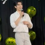 Phakphum Romsaithong Instagram - ,,, 😁ขอบคุณทุกคำอวยพร ทุกช่องทางใน Social Media ที่โทรมา และที่ได้เจอกัน ขอบคุณรอยยิ้มที่อบอุ่น การ์ดทุกใบ ของขวัญทุกชิ้น Projectทุกอัน ในโอกาส Birthday อายุครบ 32 ปี อาจจะมีตกหล่นตอบกลับไปอย่างไรถือโอกาสขอบคุณผ่านโพสต์นี้อีกทีนะครับ^^ ,,, ธรรมชาติ คือ การเติบโต เปลี่ยนแปลง หลายสิ่งผ่านเข้ามา หลากสิ่งหายจากไป เป็นเรื่องปกติ… แต่ทุกอย่างที่ผ่านเข้ามาให้เราได้สัมผัสร่วมทุกข์และสุข คือ ความทรงจำที่มีคุณค่าและเป็นประสบการณ์ที่ล้ำค่า… ขอบคุณธรรมชาติที่เป็นเช่นนี้:) ขอถือโอกาสนี้ขอบคุณทีมงานที่จัดงาน Birthday ขึ้น และขอบคุณทุกคนที่มางานวันเกิดที่จัด เมื่อวาน 06/01/24 และเพื่อนๆพี่ๆป้าๆน้าอาที่ส่งกำลังใจจากที่บ้านทีมหน้าจอมากๆเลยนะครับ ในโอกาสวันเกิด 05/01/24 ปกติที่ผ่านมาทุกปีจะถือโอกาสนี้เพื่อจัดงานให้ได้ทำบุญในวันเดียวกัน แต่ปีนี้ทีมงานขยับสเกลมาจัดในรูปแบบEventมากขึ้นเพื่อความสนุกคนของที่มา ถ้ามีผิดพลาดยังไงเราปรับปรุงแก้ไขแล้วสร้างความสุขด้วยกันไปเรื่อยๆนะครับ^^ สุดท้ายนี้ขอแคปคำอวยพรที่บอกไปใน VDO ว่า “ขอให้ทุกคนใจดีกับตัวของเราเอง และ ส่งต่อความใจดี ความน่ารักที่เราเป็นให้คนรอบตัว เพื่อน ครอบครัวและสังคม และมีรอยยิ้มที่สวยงามแบบนี้มากๆในทุกๆวันเลยนะครับ” ด้วยรัก Mile ตึกแดงวินเทจ จตุจักร