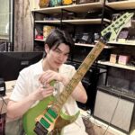 Phakphum Romsaithong Instagram - ,,, ขอบคุณสำหรับรูปภาพสวยๆที่ถ่ายและแท็คกันมาให้ดูเสมอทุกๆงานเลยนะครับ:) ได้ภาพคู่น้อง “งูพลอดรัก1992” สวยๆพร้อมคนเล่นมาหลายใบเลย:) ถอยน้องกีต้าร์งูเขียวคู่ งูพลอดรัก1992 มาใหม่เพื่องานนี้โดยเฉพาะ+เป็นของขวัญวันเกิดให้ตัวเองในโอกาสที่จะถึง🌹🐉💚 ตัวนี้เล็งมาปีกว่าๆแล้ว ลังเลแล้วลังเลอีกเพราพไม่รู้จะได้ใช้โอกาสไหน พอเจอตีมปีใหม่ไปก็ลงล็อคเลย ยังโชคโชคดีเจ้าของเก่าไม่ยอมขายใครไปสักที จีบติดไม่งอแง😂 เลยจำใจปล่อยน้อง “Avocado” โปร่งไปเพื่อตัวนี้^^ ปกติจะไม่ถนัดคอและซาวด์ของ Ibanez แต่ชอบตัวนี้เพราะเป็นกีต้าร์ที่ Vintage Rare มากได้ฟีลHairband นุค80’ และวันเกิดกีต้าร์ตรงตามปีเกิดเจ้าของที่ 1992 ฝสีแสบสรรค์ มีงูคู่รักสวีทกันบนคอสองตัว ที่สำคัญเสียงดีกว่าตระกูล RG550 ที่เคยลองมาเองทุกตัว งูเป็นหนึ่งในสัตว์หลายชนิดที่ผมชอบและรู้สึกว่าเค้ามีเสน่ห์มาก เจองูแล้วถือว่าเฮง และปีนี้จะเฮงไปพร้อมงู 🐍🐍 ถอยรับปีงูใหญ่กันไปเลย ถึงแม่บนคอจะเล็กแต่สักวันมันคงจะโตเองเพราะจินตนาการสำคัญกว่าความจริง55555 ,,, . . #GuitarLover #IbanezSerpent #งูพลอดรัก1992 Union Hall