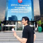 Phakphum Romsaithong Instagram - ,,, ขาดก็หาด เหลือก็แบ่ง:) ,,, 06/11/66 เมื่อวานหลังจากเสร็จงานจาก Siam Paragon ก็รีบไปที่สภากาชาดเลย (ก่อนรถจะติดจนใจจะขาด555) คลาดกันหลายที ไม่เจอกันนานมากเกินไปแล้ว พอมีจังหวะที่เหมาะก็มาเลยครับ😊 ถ้าใครมีโอกาสและสามารถให้เลือดได้ ชวนมาบริจาคเลือดเพื่อให้คนที่ต้องการนะครับ . . #AppreciateLife #SharingIsCaring สภากาชาติ ศูนย์โลหิตแห่งชาติ