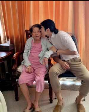 Phakphum Romsaithong Instagram - ,,, Nothing’s Gonna Change My Love For You From Day0 To Forever… ,,,

อาม่าจะถามทุกครั้งที่เจอ ว่าทำงานอะไร เก็บเงินได้เท่าไรแล้ว ด้วยแววตาที่ห่วงใย…
อาม่าชอบชมว่าหล่อ ปกติเวลามีคนชมจะไม่รู้สึกดีใจอะไร แต่มีอาม่ากีคนเดียวที่ชมแล้วตัวเรารู้สึกดีใจมากและเขิลแอบทำตัวไม่ถูก…
อาม่าเป็นผู้หญิงที่ทำกับข้าวอร่อยทุกอย่างและสะอาด ถึงไม่ได้กินรสมือเป็น10กว่าปี แต่รสชาติยังจำได้ดี…
อาม่าเป็นผู้หญิงที่ผมได้นอนดูซีรีย์ด้วยเยอะที่สุดในชีวิต แต่ไม่เคยเบื่อ…
อาม่าเป็นคนขยัน เก่ง และแข็งแรง เลี้ยงลูก 5 คน ด้วยตัวคนเดียว และลูกหลานเติบโตเป็นคนที่ดีทุกคน…
อาม่า คือ คนที่น่ารักและใจดี…

อาม่ากี รุจี ร่มไทรทอง
ได้ย้ายไปอยู่ที่อยู่ใหม่ที่สงบและสวยงามกว่าเดิม
02/02/67
16.19 น.

ด้วยรักและคิดถึงสุดหัวใจ
มาย
03/02/67