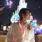 Phakphum Romsaithong Instagram - ,,, มีความสุขจริงๆตอนอยู่ใน Disneyland Hongkong || ของกินดี อากาศยิ่งดี เครื่องเล่นยิ่งกว่าเรียกว่าดี Show คือ Perfect☺️ || เพลินมากจริงๆ อยู่ใน Disneyland HK 2 วัน💚 ,,, @hkdisneyland . . #HKDisneyland #Momentous   #LoveTheMemory #CastleOfMagicalDreams   #LetItGo             #WorldOfFrozen Hongkong Disneyland