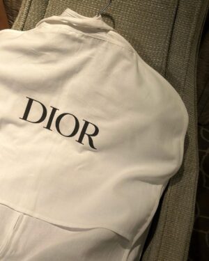 Phakphum Romsaithong Instagram - ,,, After The Show I’ll Go Shoping🕊️ ,,,

ได้เสื้อ Wool Coat ของ Dior ไซส์48 สี Beige ซับข้างในสี Olive กลับมาใช้งาน 1 ตัวถ้วน
ชอบ Long Coat มากๆอยู่แล้ว เจอสีโปรดทั้งคู่อยู่ในชิ้นเดียวกันก็ อดใจไม่ได้จริงๆ 🤪

ใส่แล้วเป็นยังไงบ้างครับ:) ?
.
.
@Dior 
#Dior 
#DiorSS24
#DiorWinter23
