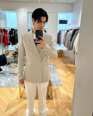 Phakphum Romsaithong Instagram - ,,, After The Show I’ll Go Shoping🕊️ ,,,

ได้เสื้อ Wool Coat ของ Dior ไซส์48 สี Beige ซับข้างในสี Olive กลับมาใช้งาน 1 ตัวถ้วน
ชอบ Long Coat มากๆอยู่แล้ว เจอสีโปรดทั้งคู่อยู่ในชิ้นเดียวกันก็ อดใจไม่ได้จริงๆ 🤪

ใส่แล้วเป็นยังไงบ้างครับ:) ?
.
.
@Dior 
#Dior 
#DiorSS24
#DiorWinter23