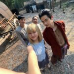 Phantira Pipityakorn Instagram - Selfie edition👩🏼? x ?(จำชื่อใครได้บ้าง) #นางทาสหัวทอง สาวสู้ชีวิตแต่ชีวิตสู้กลับ วันนี้ ตอนที่ ๑๖ มาแว้ววว! ดูย้อนหลังได้ที่ Netflix นะคับ