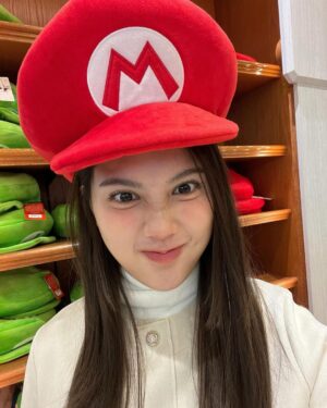 Phantira Pipityakorn Instagram - แบบนี้คนอื่นเค้าก้รู้หมดว่าเราเป็นเด็กติดเกม🍄
ปล. ชั้นได้เจอมาริโอ้ตัวจริงแล้ววววว คุณเค้าตัวใหญ่มากน่ารักกกที่สุด🥹🫠😵 
#tbt
#mintiratravelwnoregrets