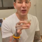 Pharanyu Rojanawuttitham Instagram – วิธีดื่ม นิ้วก้อยต้องเด้งออกมา เป็นวิธีที่ถูกต้อง🤣🤣🤣😜😜😝😛🥰🤭 ส่วนที่เหลือ กูภาพตัดส่งท้ายปี 🤣🤣🤣🤣🔥🔥🔥ร้อนท้อง รู้เลยกว่า ในรายการมีอะไรมากบ้าง