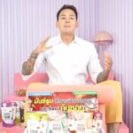 Pharanyu Rojanawuttitham Instagram - 💦 ลอยกระทงปีนี้ มีธูป มีเทียน แล้วก็ต้องมี MunchRoom 🍄 ใครยังไม่มีคู่ลอยกระทง ไม่ต้องกลัวเหงา พาเราไปด้วยนะ 💖 👉โปรโมชั่นพิเศษวันลอยกระทงให้รีบตุนไว้นะเดี๋ยวไม่ทัน - สั่งเห็ดอบกรอบ 4 ซอง แถมฟรี ! เห๊ดเห็ดเห็ดทอดกรอบ 3 ซอง ในราคา 111 ค่าจัดส่ง 50 บาท ราคาปกติ ซองละ 35 บาท #เห็ดนางฟ้าอบกรอบ Munchroom (20g.) กรอบทุกชิ้น เต็มอิ่มทุกคำ นำมาอบกรอบ ไม่ใช้น้ำมัน ไม่แป้ง ไม่ทอด แคลน้อย ไขมันต่ำ คอเลสเตอรอลต่ำ มีเบต้ากลูแคน ช่วยเพิ่มภูมิคุ้มกัน โปรตีนสูง ไฟเบอร์สูง ทานเพลินได้ทั้งวัน เด็กไม่ทานผัก ก็ทานได้ อร่อย มีประโยชน์ ฟาร์มเห็ดคนไทย สด สะอาด 📍 โปรเริ่ม 27-29 พฤศจิกายน 2566 📍 ช้อปเลย: m.me/crispymunchroom#Munchroom 🌟รับรองมาตรฐานจาก อย. Halal HACCP Codex และ GHP 🌟 🌟 ได้รับการคัดสรรเป็นผลิตภัณฑ์กรุงเทพมหานคร (Bangkok Brand 2023) 🌟 มีวางจำหน่าย ที่ Big C , Tops Daily, Thailand postmart, Golden Place, Villa Market, กาแฟพันธุ์ไทย, ร้านศรีวรรณา ,ร้าน SCS (ดรัก สแควร์),ไปรษณีย์ไทยทุกสาขาทั่วประเทศ, Foodland Supermarket