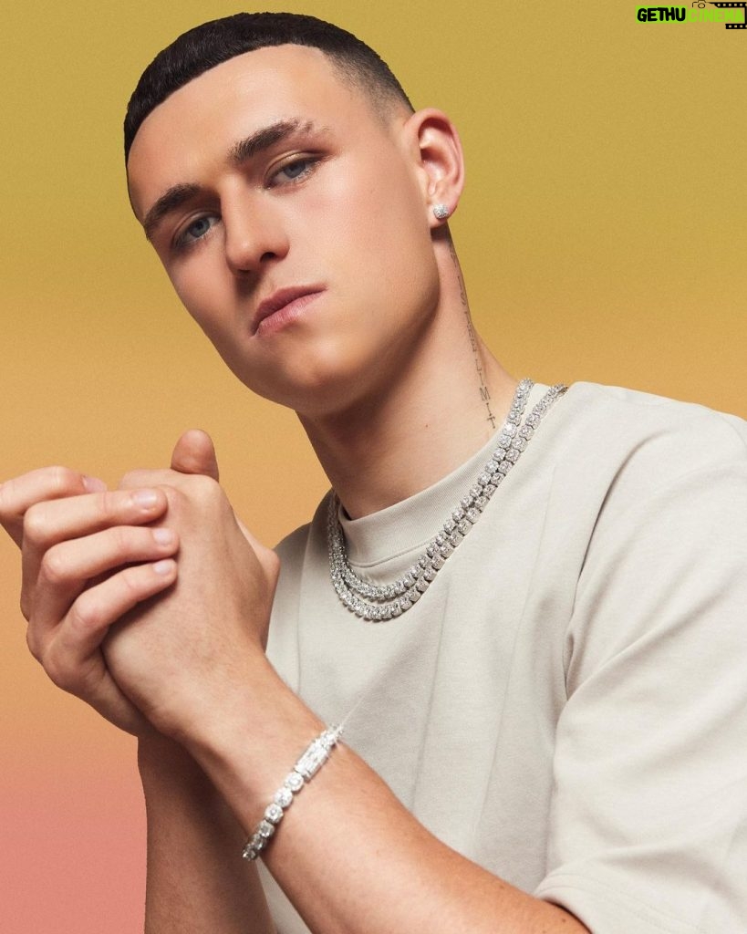 Phil Foden Instagram - Layering up w @cernucci jewellery this summer ☀️💧