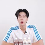 Phuwin Tangsakyuen Instagram - 🙋🏻ใครอยากเจอภูวินทร์บ้างยกมือขึ้นนนนนนน 🗣️วันที่ 22 พฤศจิกายนนี้โทฟุซังเค้ามีกิจกรรมดีๆ สำหรับแฟนๆที่อยากใกล้ชิดภูวินทร์ เพียงซื้อโทฟุซัง High Protein รสจืด และ รสช็อกโกแลต สูตรปรับปรุงใหม่ อย่างน้อยรสชาติละ 1 ขวด ร่วมกับโทฟุซัง High Protein รสชาติอื่นๆ ครบ 300 บาท ขึ้นไป เตรียมลุ้นรับสิทธิ์เข้าชม Tofusan High Protein x Phuwin Live กับผมที่สตูดิโอ ในวันที่ 22 พฤศจิกายนนี้ จำนวน 10 รางวัล ไปเลย แถมยังมีเสื้อโทฟุซังพร้อมลายเซ็นของผมอีก 20 รางวัล 🫘 🛒หาซื้อโทฟุซังที่เซเว่น ซุปเปอร์มาร์เก็ต หรือทาง Line@ ก็ได้หมดเลย กิจกรรมเริ่มวันที่ 10-16 พฤศจิกายนนี้แล้ว ส่งใบเสร็จและ ดูกติกาเพิ่มเติมได้ที่ Facebook Page : Tofusan นะครับ กติกาง่ายๆ แค่นี้เอง รีบส่งกันเยอะๆจะได้มาเจอกันนะครับ💗 #TofusanHighProteinxPhuwin #โทฟุซังHighProtein #PlantBasedยืนหนึ่งของคนฟิตหุ่น