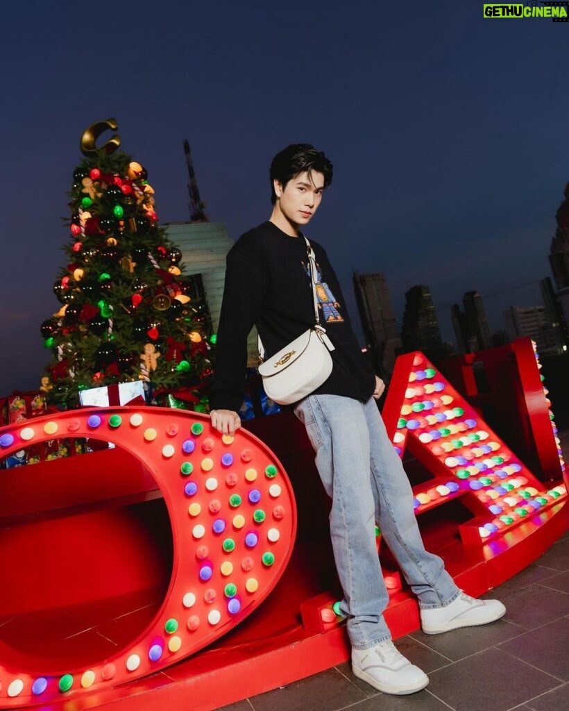 Phuwin Tangsakyuen Instagram - Coach launches ’Coach Holiday Pop Up‘ to celebrate the festive season at ICONSIAM. Catch sight of the Christmas tree and various photo corners set up by Coach to welcome visitors, providing a unique experience and creating an atmosphere of celebration to usher in the new year. #CoachHoliday #CoachNY #ICONSIAM