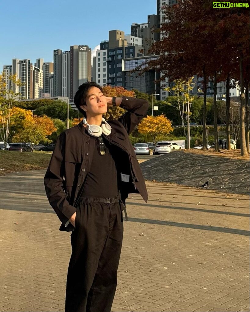 Phuwin Tangsakyuen Instagram - bright autumn day 🍂 📸 @nychaa