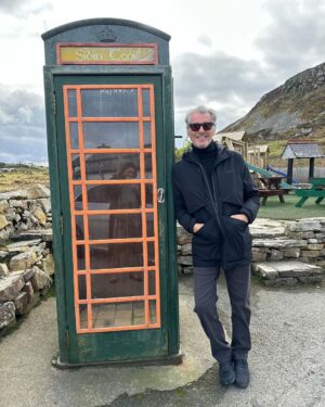 Pierce Brosnan Instagram - PB phone home ☘️ photo by @keelyshayebrosnan