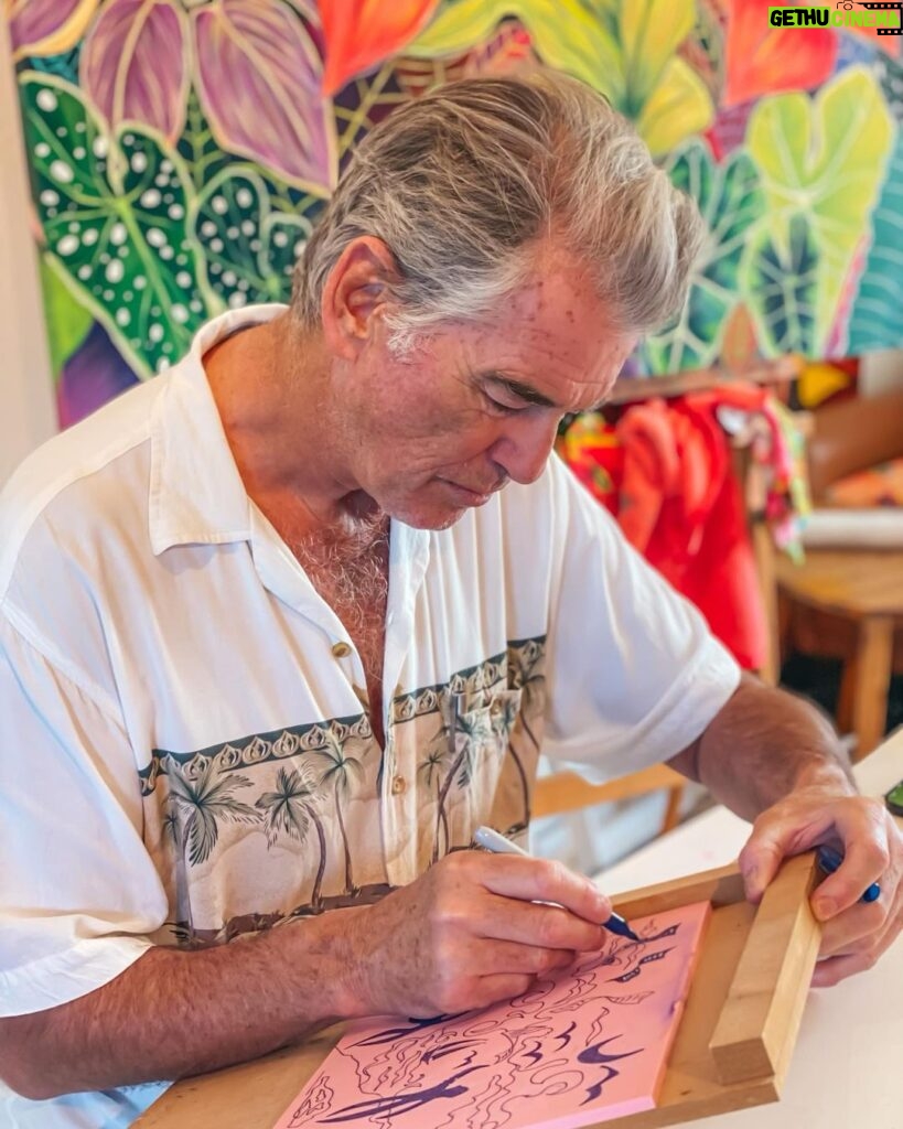 Pierce Brosnan Instagram - Making lino cut at my friend @michalarts_com studio. Michal’s art work and fabrics radiate the beauty of Kauai. © Pierce Brosnan #piercebrosnanart