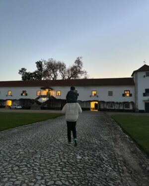 Pierre Gasly Instagram - Dias boms em Foja. Eu gosto os motos e os cavalhos. Adeus 😂