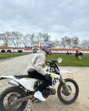 Pierre Gasly Instagram - Dias boms em Foja. Eu gosto os motos e os cavalhos. Adeus 😂