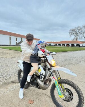 Pierre Gasly Instagram - Dias boms em Foja. Eu gosto os motos e os cavalhos. Adeus 😂