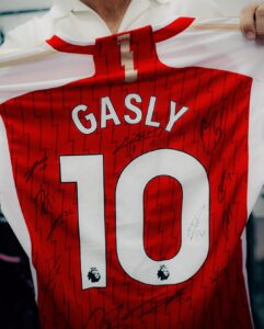 Pierre Gasly Instagram - Pierre Gasly 🤝 The Arsenal Thanks for the shirt! 💙🤍❤️