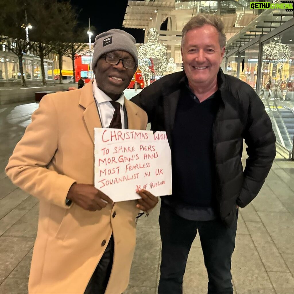 Piers Morgan Instagram - I feel like Santa 🎅 🤣 Nice to meet you, Gabriel, and Merry Christmas. News UK HQ