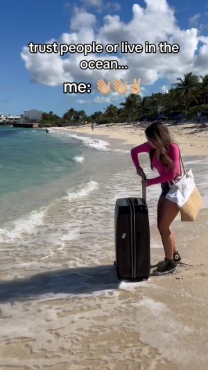 Piper Rockelle Instagram - i’m moving ✌🏼🌊 

#travel #beach #girl #funny