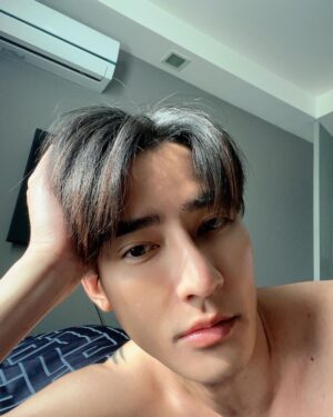 Pirapat Watthanasetsiri Instagram - 📷🖤