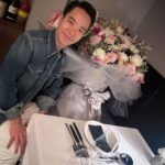 Pitchanart Sakakorn Instagram - Happy Birthday Hubby!♥️🎂🫶🏻 ปีนี้มีเรื่องเล่า เรา2 คนเหมือนคนแก่เลย เมื่อวานซืน บิ๊กปวดท้องมาก อาหารเป็นพิษ จะพาไปหาหมอก็ไม่ยอมไป บอกว่าดึกแล้ว พรุ่งนี้ค่อยไปถ้าไม่หาย ส่วนเมย์คัดจมูกมาก จามแรงตอน5 ทุ่ม (น่าจะแรงที่สุดในชีวิต) จามทีเดียวเหมือนไฟช๊อตที่เอวบั้นท้าย ลุกขึ้นยืนตรงไม่ได้ปวดร้าวเหมือนคนพิการ งงมาก เจ็บสุดๆ แต่อดทนนอนต่อเพราะดึกแล้ว ตื่นเช้ามา บิ๊กบอกว่าหายปวดท้องแล้ว แต่จะพาเมย์ไปหาหมอ โทรนัดหมอแต่เช้าแล้วก็พาไป หมอบอกว่ากล้ามเนื้อข้างในบริเวณนั้นอักเสบ น่าจะมาจากการจาม หรือไอแรงๆ แล้วกล้ามนั้นเกิดอาการเกร็งตัวฉับพลัน และน่าจะมีเส้นบางเส้นข้างในพันกันเป็นปมอยู่ ขอเอาเข็มเข้าไปเขี่ย 😣😣😣เอาจริงๆคือกลัวมาก แต่ก็ปวดมากไม่ไหวแล้ว วินาทีที่หมอเอาเข็มจิ้มทะลุไปเขี่ยกล้ามเนื้อเส้นเอ็นที่อยู่ข้างในแถวๆหมอนรองกระดูกนั้น อยากร้องไห้เลย แต่นึกถึงวันแต่งที่บิ๊กบอกว่า จะดูแลเมย์ให้ดีกว่าที่เมย์ดูแลตัวเอง มันก็ทำให้ใจชื้น โอเค ลองดูก็ได้ ในที่สุดหมอก็เขี่ยสำเร็จ😂😂 ตกเย็นเลยมีแรงพากันไปดินเนอร์ฉลองวันเกิด สรุปตอนนี้ก็ยังไม่หาย แต่ก็ดีขึ้นมาก ขอบคุณ คุณสามีมากที่ดูแลเป็นอย่างดี 😬😬😬 วันเกิดปีนี้ก็ขอให้บิ๊กมีความสุขมากๆ เป็นที่รักของเพื่อนๆและที่ทำงาน สุขภาพแข็งแรง ประสบความสำเร็จในทุกอย่างที่ตั้งใจไว้ ส่วนเมย์ก็จะพยายามน่ารักในทุกวัน เป็นภรรยาที่ดี อยู่ข้างๆและเป็นกำลังใจให้เสมอในทุกเรื่องนะคะ i love u the most! ♥️🎂🫶🏻 #ก็ว่าจะไม่รัก Thaan